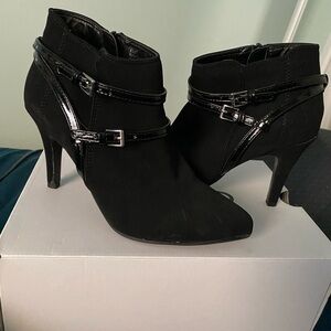 Me Too Eva Women Ankle Booties